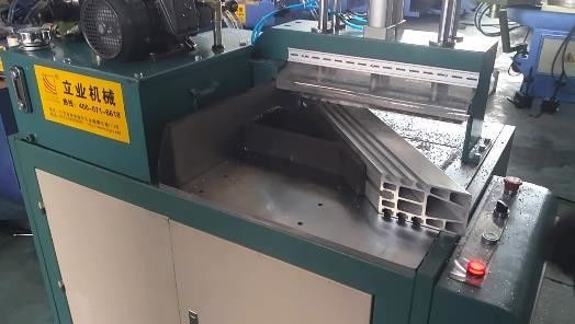 L505 Potência do motor 3 kW Máquinas de corte de serras de alumínio para canto de portas de janelas