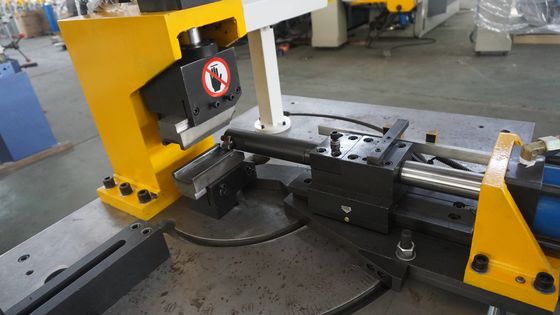 Máquina de perfuração para tubos metálicos
